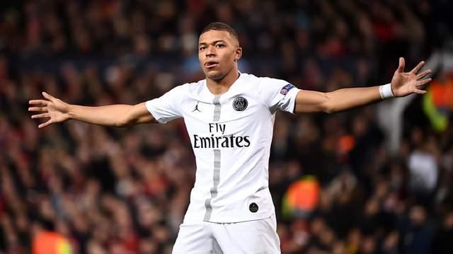 范佩西首次征召儿子进入费耶诺德比赛名单，但并未安排他出场（范佩西首次将儿子列入费耶诺德大名单，未获出场机会）