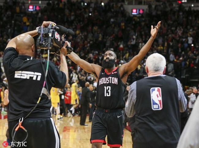 米利亚倒地后被布坎南用球近距离轰了一脚，骂布坎南后遭直红（米利亚倒地遭布坎南近距离用球猛射，辱骂对手后被直接红牌罚下）