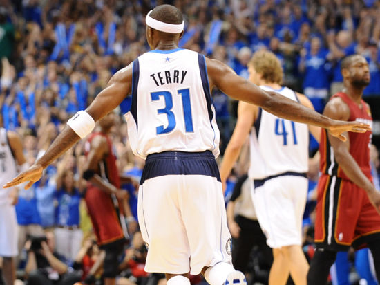 跟队：卡马文加将提前返回皇马，不过他的伤势并不严重（随队消息：卡马文加提前回归皇马，伤情无大碍）