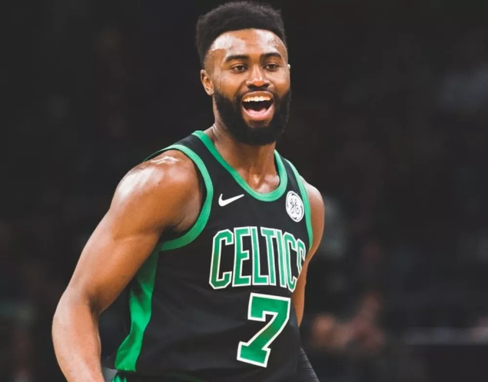 球迷：这不可能，这绝对是开挂！（球迷直呼离谱：这不可能，简直像开挂！）