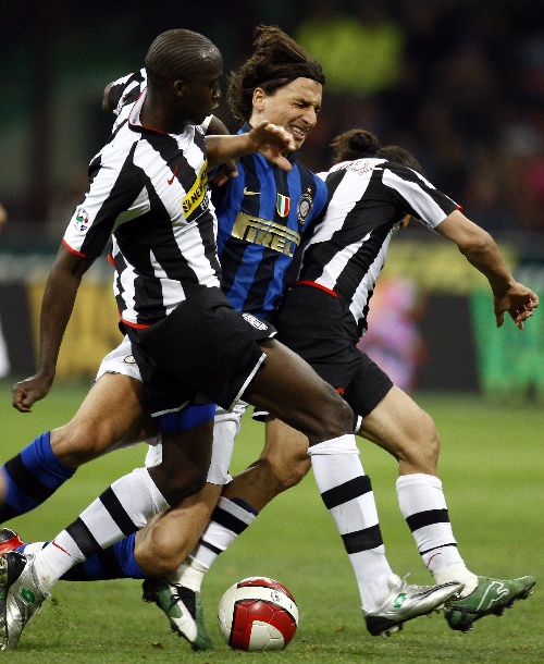 随着里昂爆大冷0-1，尼斯0-1，法甲最新积分榜出炉：大黑马领跑（里昂、尼斯同以0-1落败，法甲积分榜更新：黑马球队登顶）