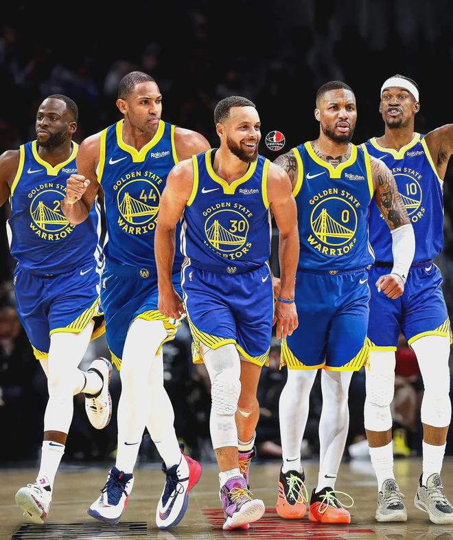 亚泰为客场全勤球迷颁发纪念证书，谭龙、徐浩峰等人参与颁奖（谭龙、徐浩峰等为亚泰客场全勤球迷颁发纪念证书）