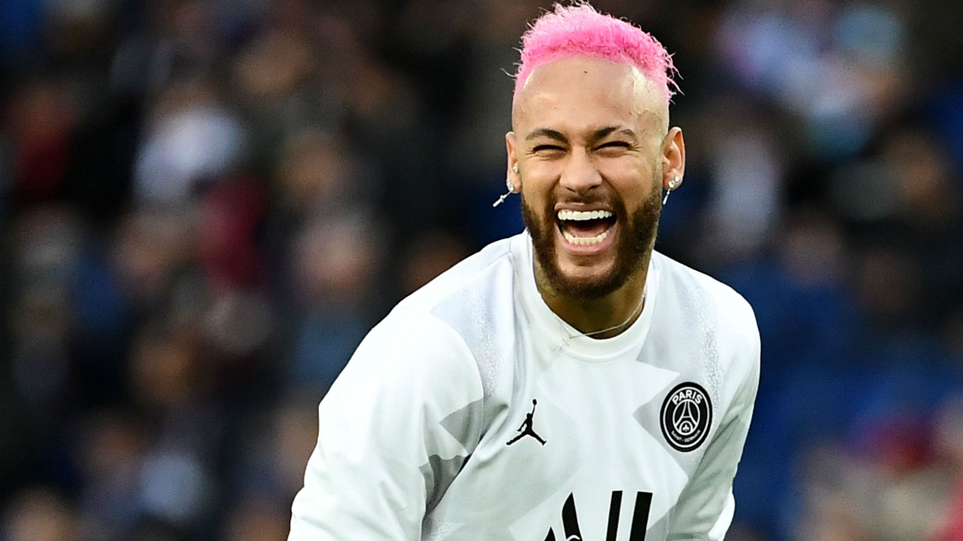 理性追星，新鹏城vs成都赛后有球迷跳下看台与韦世豪合影（理性追星！新鹏城战成都后有球迷翻越看台与韦世豪合影）