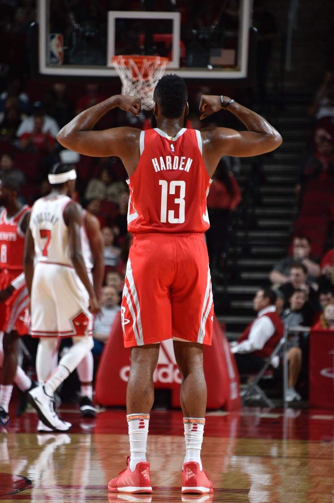 球迷向场内扔杂物引发骚乱，梅西印度行球场亮相仪式提前结束（球迷投掷杂物引发骚动，梅西印度行球场亮相仪式被迫提前结束）