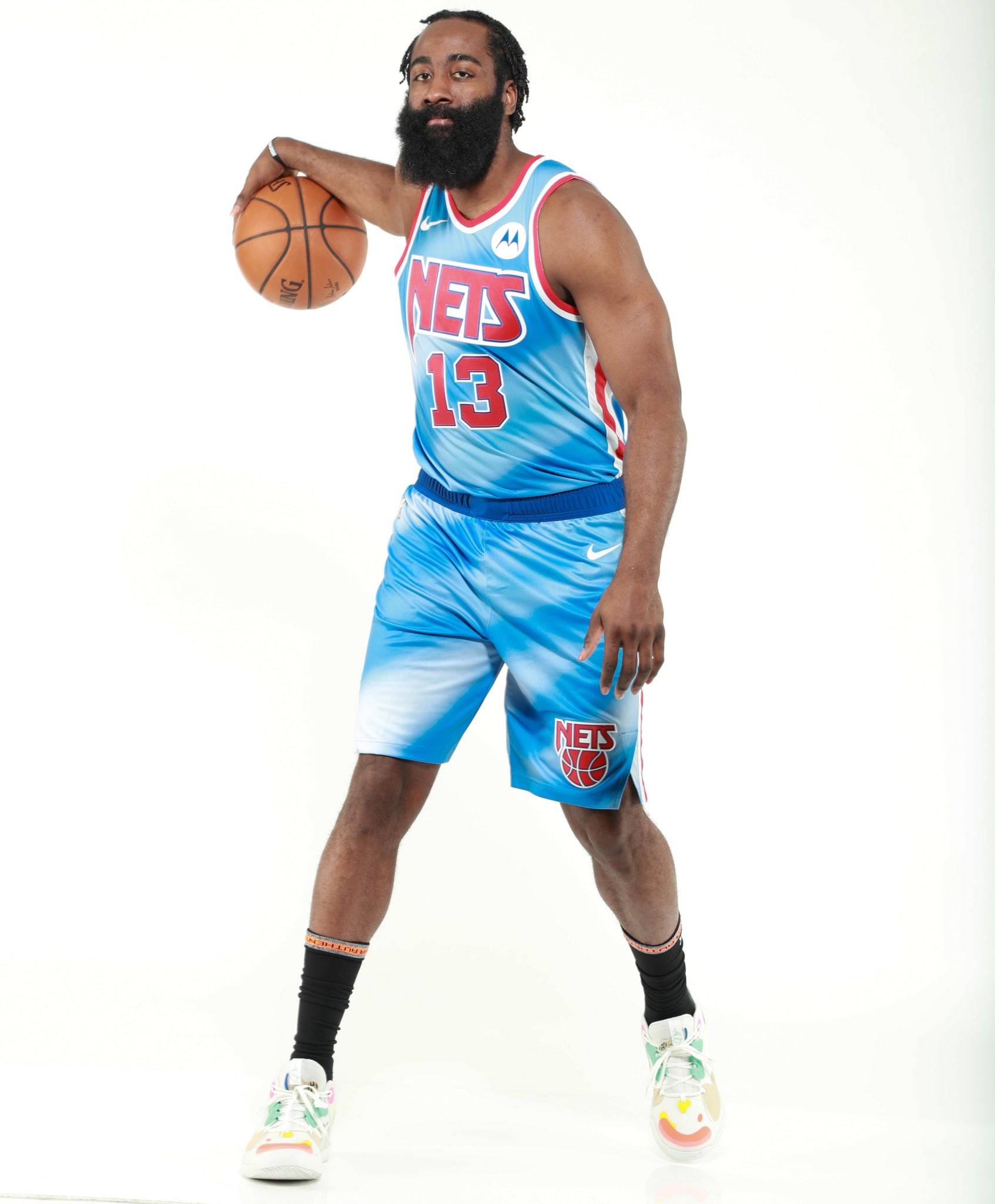 扣爽了！洛夫顿半场4中3得到9分4篮板3助攻（状态火热！洛夫顿半场4投3中，拿下9分4板3助）